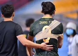比赛中球员受重伤，需紧急送医接受治疗